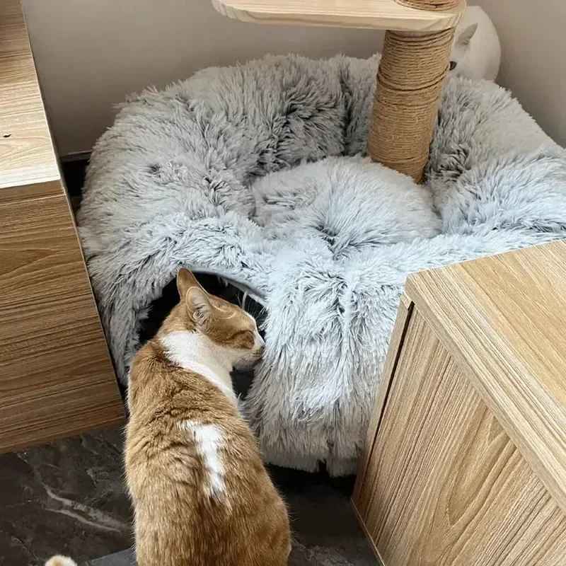 lit pour chat gris installe dans un coin