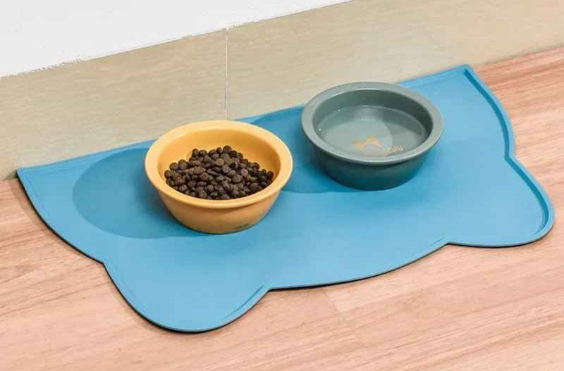 tapis alimentation chat bleu avec deux bols