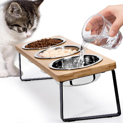 chat attend devant une Gamelle chat surélevée 3 bols 