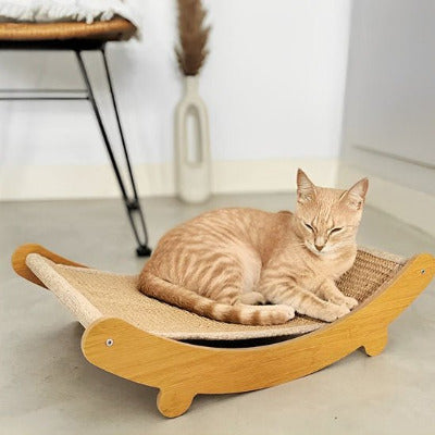 chat beige sur griffoir en sisal et bois
