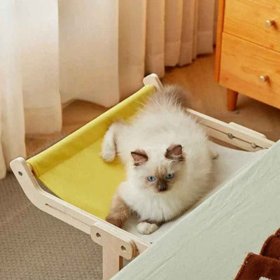 chat sur hamac pour chat en bois jaune