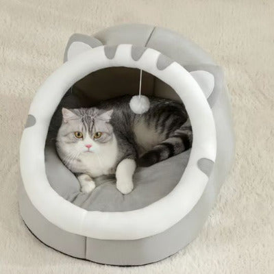 chat couché dans sa niche pour chat oreilles félin