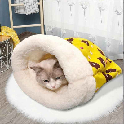 chat dans sac de couchage pour chat jaune