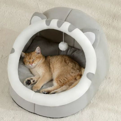 chat dormant dans niche pour chat oreilles de félin