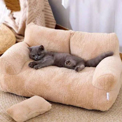 chat gris étendu sur panier canapé chat