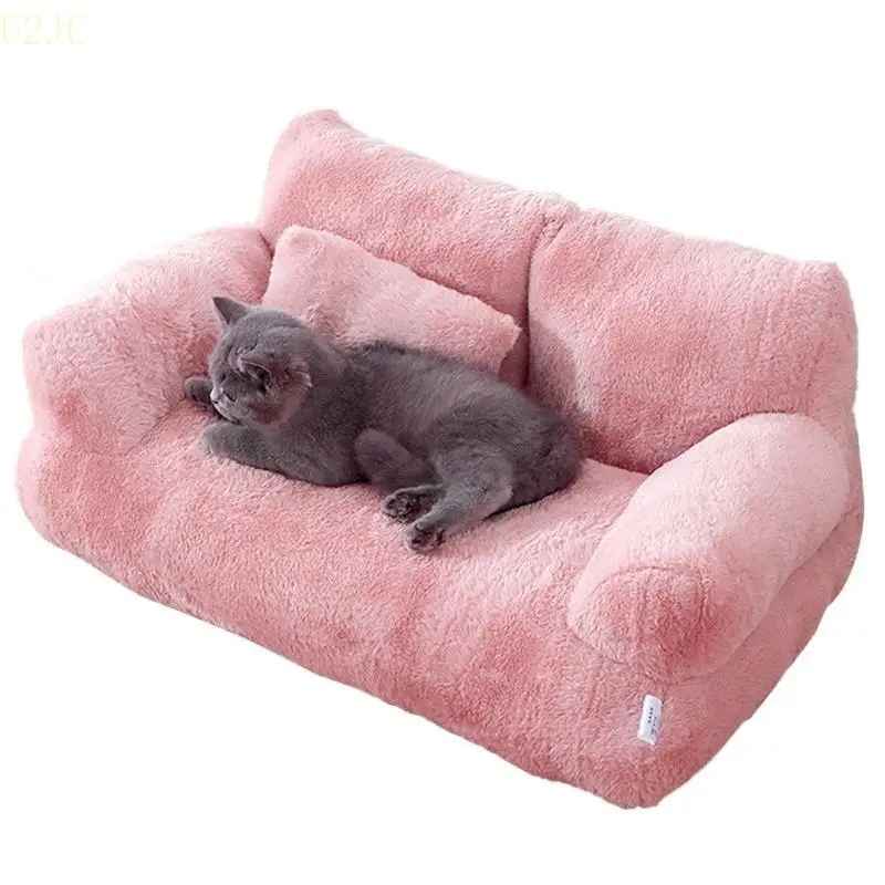 chat gris sur canape chat rose