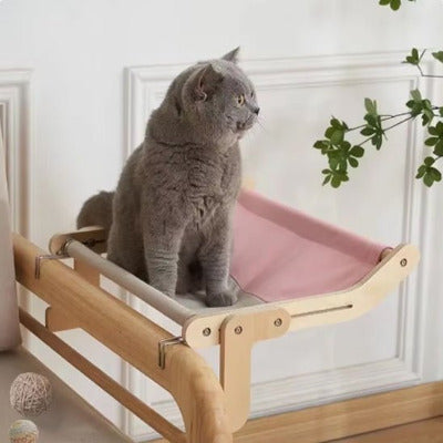 chat gris sur hamac pour chat en bois rose