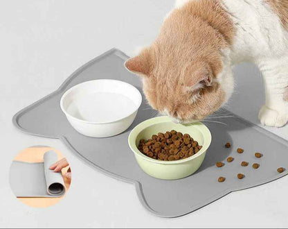 chat mange dans des bols sur tapis alimentation