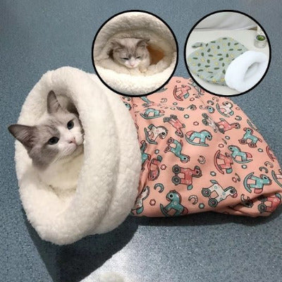 chat  dans sac de couchage pour chat rose et deux images