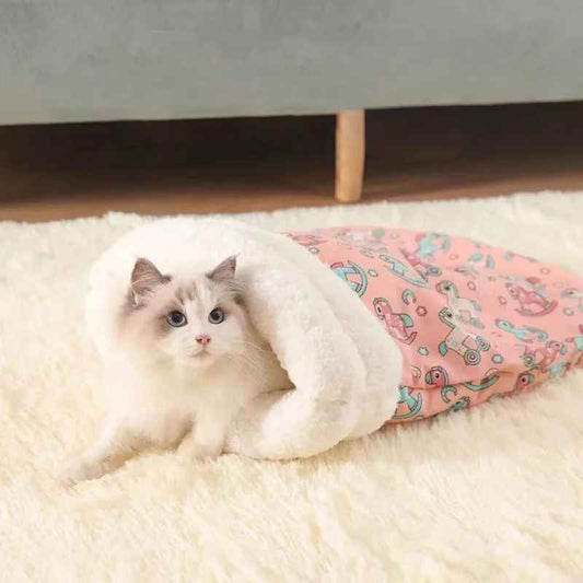 chat sortant  du lit pour chat rose