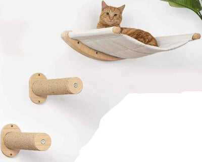 chat sur le hamac mural avec ses poteaux d'escalade