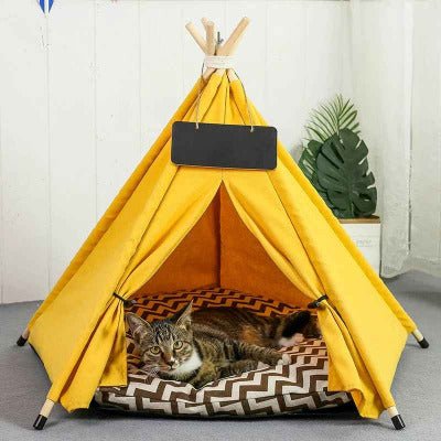 chat tigré couché dans la Tente Tipi pour Chat - Totem jaune