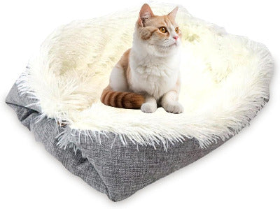 Coussin pour chat transformable avec un chaton assis dessus