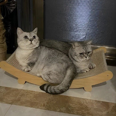 deux chats couchés sur griffoir en sisal et bois