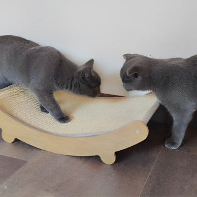 deux chats jouant sur griffoir en sisal et bois