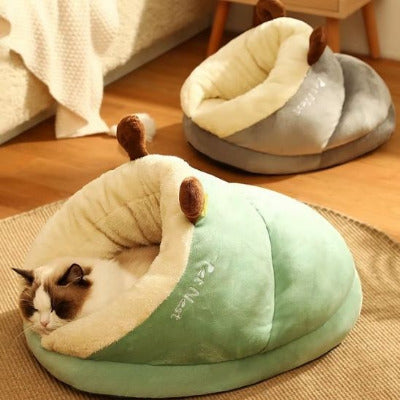 deux niches pour chat pantoufle dont un chat qui dort