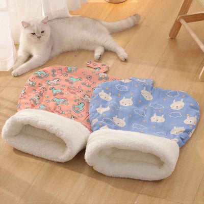 deux sacs de couchage pour chat et chat à côté