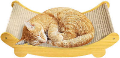 gros plan chat  qui dort sur griffoir pour chat sisal et bois