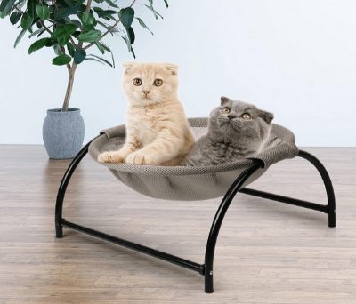 Hamac surélevé pour chat avec 2 chatons