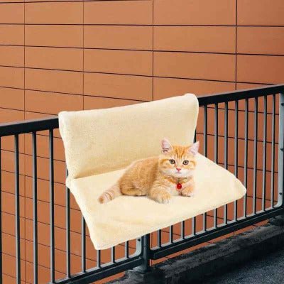 Hamac suspendu pour chat installé sur une barrière