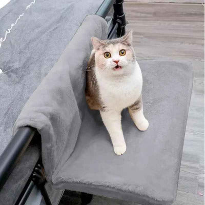 Hamac suspendu pour chat sur un bord de lit