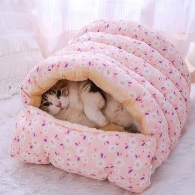 lit pour chat grotte avec chat à l'intérieur