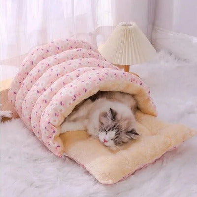 lit pour chat grotte avec chat qui dort