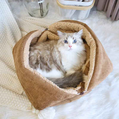 chat couché dans le Panier pour chat transformable 