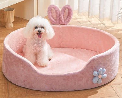 petit chien assis dans un Panier chic pour chat / Oreilles de lapin 