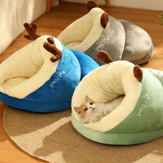 trois niches pour chat dont un chat dedans